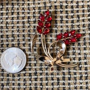 Vintage Beautiful Gold/Red Glass Stone Brooch